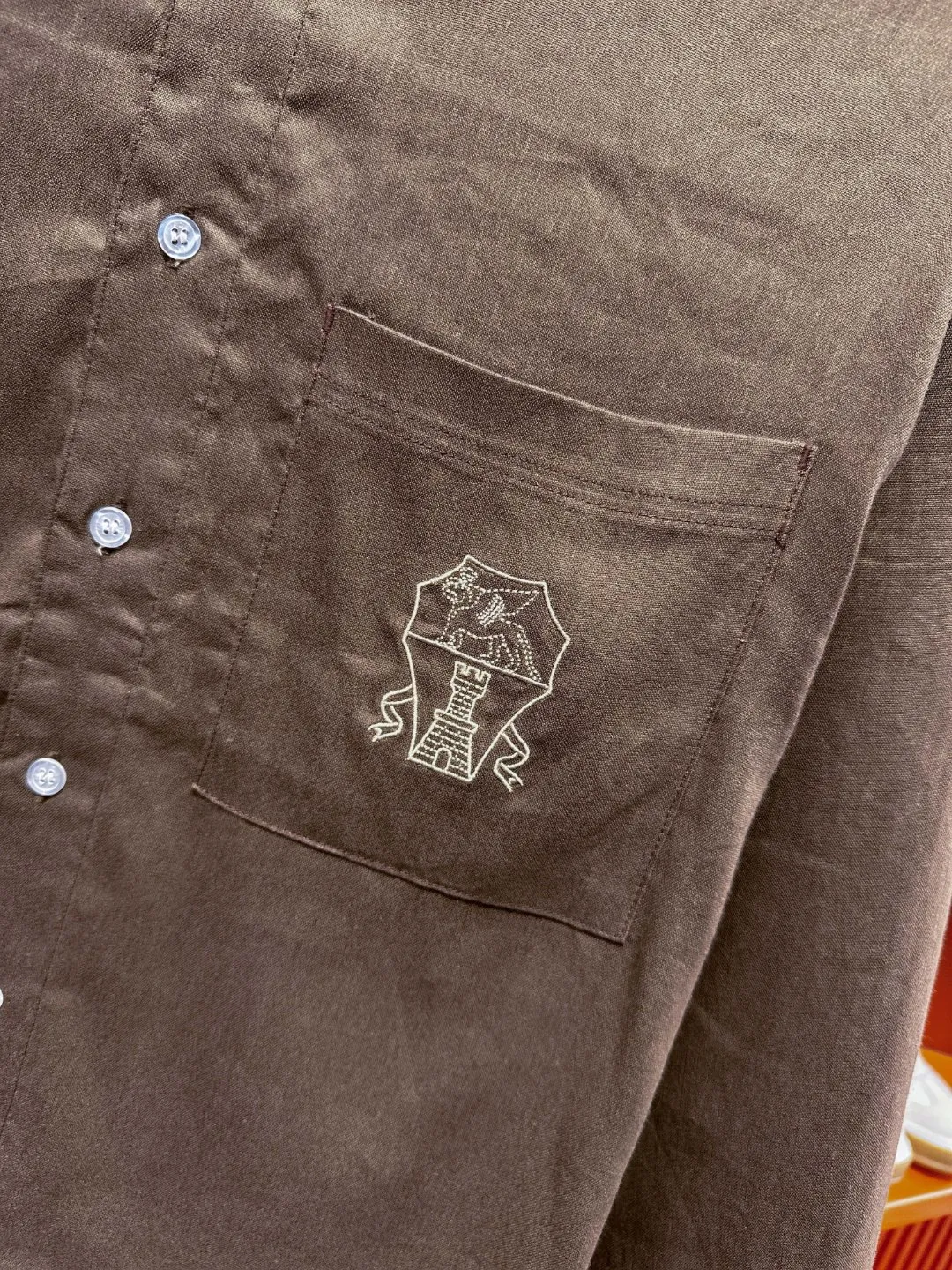 BRUNELLO CUCINELLI Brunello Cucinelli BC Bc slightly wide version M-XXL (the suit does not come apart, 💯Tencel linen) 26SS Brunello Cucinelli autumn and winter models are hotly shipped｜Exclusive customization Official website counter Same Style BC🌟Casual suit·Old money style Middle Eastern Tencel linen fabric The top shirt 👔 has a small lion and ball micro badge on the chest 🪡 embroidery, the pants 👖 a small lion and ball micro emblem 🪡 embroidery are made of 100% 💯 Tencel linen, soft to the touch and not easy to deform, with anti-pilling technology, the upper body is extremely comfortable, solid color lapel shirt 👔 pants 👖, solid color ribbed edges full of details. The simple version is not flattering to the body shape, and the original fabrics are standard. The skin-friendly and breathable texture is suitable for all daily scenes. It can be switched between commuting and leisure with one click. It shows high-end taste in a low-key manner, and provides comfort and style throughout autumn and winter. The inner hemming is evenly and meticulously routed, and the texture and texture are super soft. It is very light and soft, and feels extremely delicate and silky. The finer the yarn, the harder it is to work, and it is very time-consuming and material-consuming. It is a super rare product. The particularity of the fabric of each piece of clothing makes it silky soft and smooth. The unique embroidery pattern on the chest, you can feel its softness and smoothness when it comes into contact with the skin! The overall design is simple and grand, continuing Classic. The calm and elegant Classic color scheme naturally exudes a casual, elegant and sophisticated style, highlighting the style of a major manufacturer. Fabric, quite wide and comfortable. Delicate, easy to wear, dry, breathable and non-stick. The texture is light and there is no pressure on the upper body, as if it can breathe. Whether it is wiring, cutting or hardware configuration, it is the highest level of craftsmanship. Every detail is meticulous and quite elegant! The minimalist style structure is grand, natural, and highly recognizable. The upper body will never go wrong with the matching performance, and there is no doubt about it! Color: Linen Coffee Brown Size: M-3XL Size chart: Top size chart: M: Shoulder width 52-Bust 54-Length 69 L: Shoulder width 54-Bust 56-Length 71 XL: Shoulder width 56-Bust 58-Length 73 XXL: Shoulder width 58-Bust 60-Length 75 3XL: Shoulder width 60 - Bust 62 - Length 77 Pants size chart: M: Seat circumference 107 - Waist circumference 78 - Pants length 103 L: Seat circumference 111 - Waist circumference 82 - Pants length 105 Sitting circumference 123 - waist circumference 94 - pants length 111